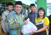 Wakil Wali Kota Padang, Maigus Nasir menyerahkan paket sembako dalam Festival Ramadan 2025 yang digelar Kemenag Padang, Sabtu (22/3/2025). (Foto: Prokopim Padang)