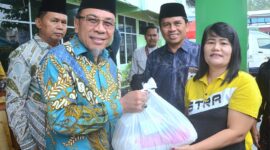 Wakil Wali Kota Padang, Maigus Nasir menyerahkan paket sembako dalam Festival Ramadan 2025 yang digelar Kemenag Padang, Sabtu (22/3/2025). (Foto: Prokopim Padang)