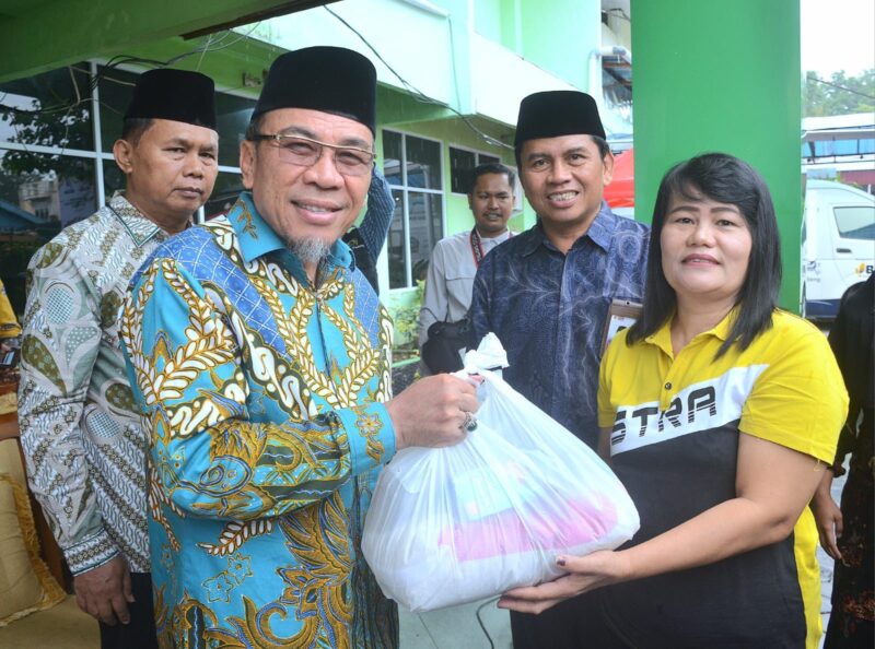 Wakil Wali Kota Padang, Maigus Nasir menyerahkan paket sembako dalam Festival Ramadan 2025 yang digelar Kemenag Padang, Sabtu (22/3/2025). (Foto: Prokopim Padang)