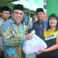 Wakil Wali Kota Padang, Maigus Nasir menyerahkan paket sembako dalam Festival Ramadan 2025 yang digelar Kemenag Padang, Sabtu (22/3/2025). (Foto: Prokopim Padang)