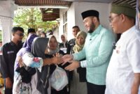 Wali Kota Padang, Fadly Amran menyerahkan secara 