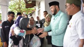Wali Kota Padang, Fadly Amran menyerahkan secara 