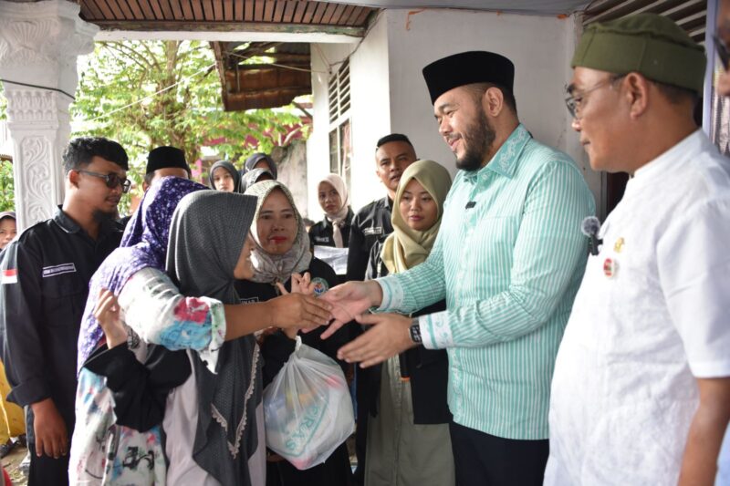 Wali Kota Padang, Fadly Amran menyerahkan secara 