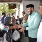 Wali Kota Padang, Fadly Amran menyerahkan secara 