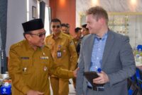 Wakil Wali Kota Padang Maigus Nasir berbincang dengan CEO Noble Solutions sekaligus Ketua Kamar Dagang Irlandia di Indonesia, Michael Noble. (Foto: Prokopim Padang)