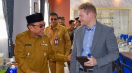 Wakil Wali Kota Padang Maigus Nasir berbincang dengan CEO Noble Solutions sekaligus Ketua Kamar Dagang Irlandia di Indonesia, Michael Noble. (Foto: Prokopim Padang)
