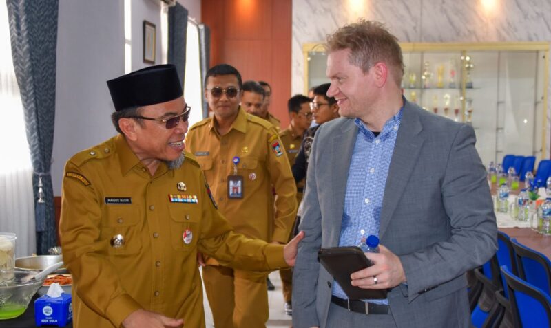 Wakil Wali Kota Padang Maigus Nasir berbincang dengan CEO Noble Solutions sekaligus Ketua Kamar Dagang Irlandia di Indonesia, Michael Noble. (Foto: Prokopim Padang)
