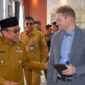 Wakil Wali Kota Padang Maigus Nasir berbincang dengan CEO Noble Solutions sekaligus Ketua Kamar Dagang Irlandia di Indonesia, Michael Noble. (Foto: Prokopim Padang)