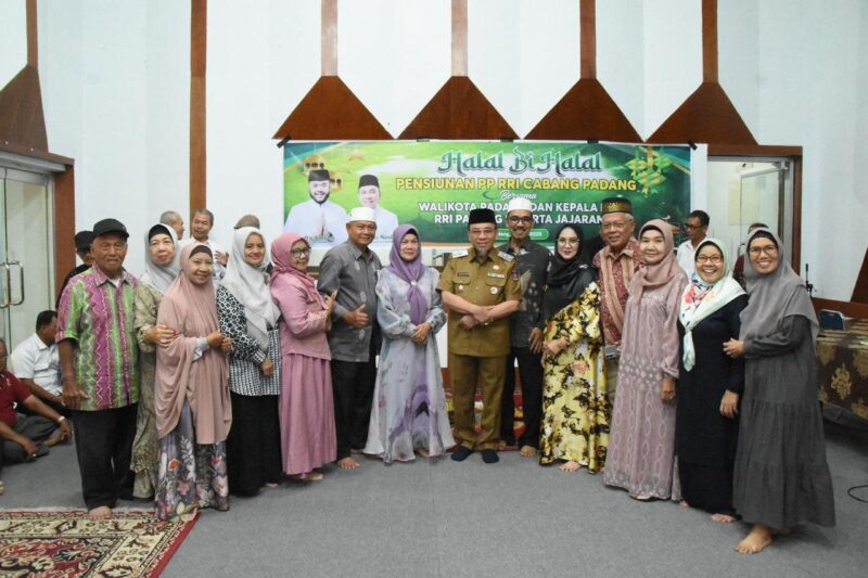 Wawako Padang Maigus Nasir menghadiri acara Halalbihalal 1446 H PP RR ) Cabang Padang, di Auditorium RRI Padang, Selasa (15/4/2025). (Foto: Prokopim Padang)