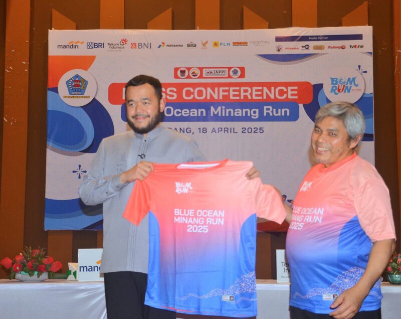 Wali Kota Padang, Fadly Amran mengapresiasi kegiatan Blue Ocean Minang Run (BOM) Run 2025, yang berlangsung selama 18-20 April 2025 di Kota Padang. 
(Foto: Prokopim Padang)