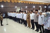 Direktur Pelayanan Haji Luar Negeri Kemenag, Muchlis Hanafi, lantik PPIH Embarkasi Padang 1446H/2025M, Selasa (22/4/2025). (Foto: Humas Kemenag Sumbar)