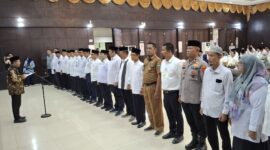 Direktur Pelayanan Haji Luar Negeri Kemenag, Muchlis Hanafi, lantik PPIH Embarkasi Padang 1446H/2025M, Selasa (22/4/2025). (Foto: Humas Kemenag Sumbar)