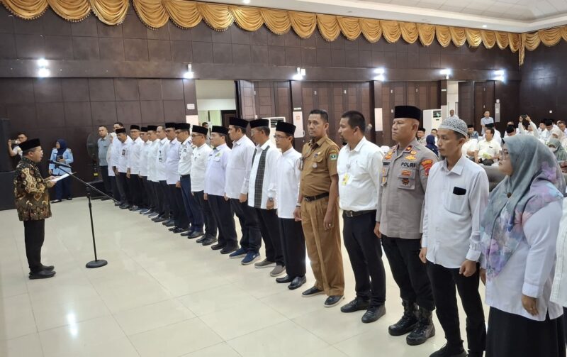 Direktur Pelayanan Haji Luar Negeri Kemenag, Muchlis Hanafi, lantik PPIH Embarkasi Padang 1446H/2025M, Selasa (22/4/2025). (Foto: Humas Kemenag Sumbar)