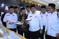 Kemenag Sumbar dan PPIH Embarkasi Padang merekomendasikan rendang dan beras Solok sebagai menu utama jemaah haji dalam penerbangan ke Arab Saudi. (Foto: Humas Kemenag Sumbar)