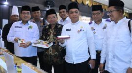 Kemenag Sumbar dan PPIH Embarkasi Padang merekomendasikan rendang dan beras Solok sebagai menu utama jemaah haji dalam penerbangan ke Arab Saudi. (Foto: Humas Kemenag Sumbar)