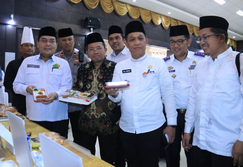 Kemenag Sumbar dan PPIH Embarkasi Padang merekomendasikan rendang dan beras Solok sebagai menu utama jemaah haji dalam penerbangan ke Arab Saudi. (Foto: Humas Kemenag Sumbar)