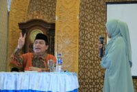 Kepala Kemenag Sumbar Mahyudin memberikan bimbingan manasik kepada 245 calon jemaah haji Kabupaten Pasbar, di Masjid Agung Baitul 'Ilmi, Rabu (30/4/2025). (Foto: Humas Kemenag Sumbar)