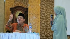 Kepala Kemenag Sumbar Mahyudin memberikan bimbingan manasik kepada 245 calon jemaah haji Kabupaten Pasbar, di Masjid Agung Baitul 'Ilmi, Rabu (30/4/2025). (Foto: Humas Kemenag Sumbar)