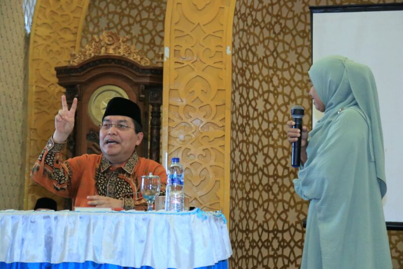 Kepala Kemenag Sumbar Mahyudin memberikan bimbingan manasik kepada 245 calon jemaah haji Kabupaten Pasbar, di Masjid Agung Baitul 'Ilmi, Rabu (30/4/2025). (Foto: Humas Kemenag Sumbar)
