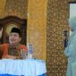 Kepala Kemenag Sumbar Mahyudin memberikan bimbingan manasik kepada 245 calon jemaah haji Kabupaten Pasbar, di Masjid Agung Baitul 'Ilmi, Rabu (30/4/2025). (Foto: Humas Kemenag Sumbar)