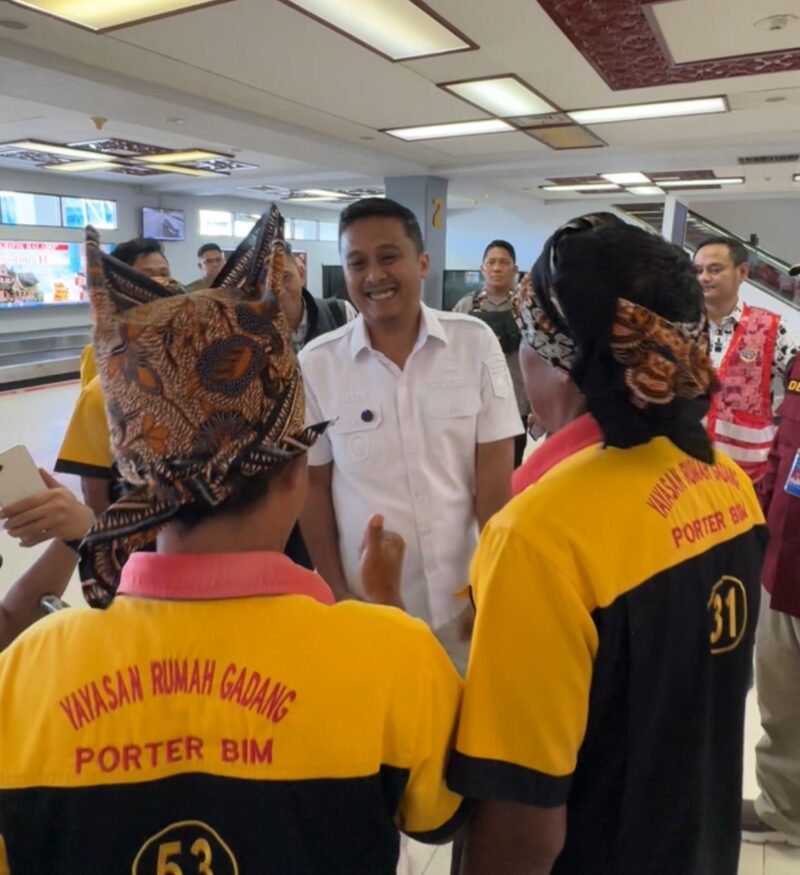 Pengumuman penerbangan di BIM kini dilakukan dalam tiga bahasa: Bahasa Indonesia, Bahasa Inggris, dan Bahasa Minang. (Foto: Pemprov Sumbar)