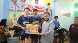 Wali Kota Padang Fadly Amran menyerahkan hadiah kepada pemenang Turnamen Bulu Tangkis se-Kota Padang 2025, Jumat (18/4/2025). (Foto: Prokopim Padang)