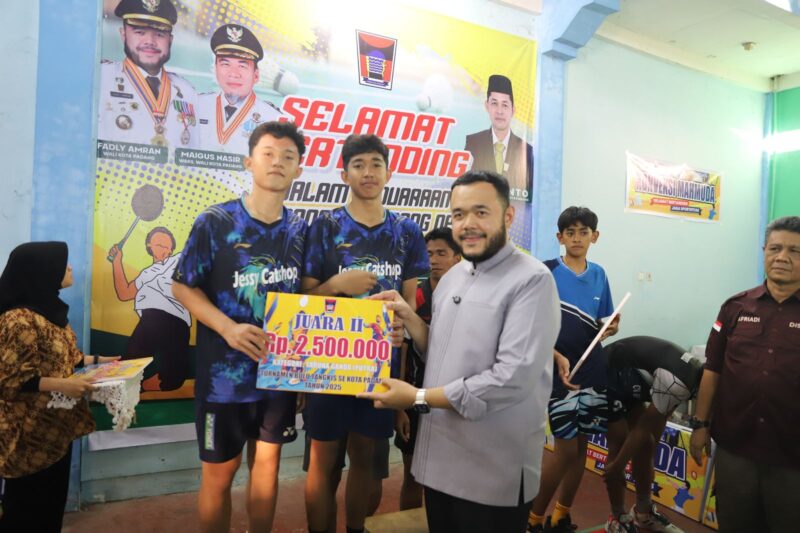 Wali Kota Padang Fadly Amran menyerahkan hadiah kepada pemenang Turnamen Bulu Tangkis se-Kota Padang 2025, Jumat (18/4/2025). (Foto: Prokopim Padang)