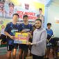 Wali Kota Padang Fadly Amran menyerahkan hadiah kepada pemenang Turnamen Bulu Tangkis se-Kota Padang 2025, Jumat (18/4/2025). (Foto: Prokopim Padang)