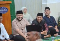 Wali Kota Padang Fadly Amran menghadiri acara Halalbihalal Kaum Sikumbang Ketaping di Musala Singapura, Kelurahan Pasar Ambacang, Kecamatan Kuranji, Jumat (25/4/2025) malam. (Foto: Prokopim Padang)