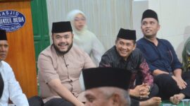 Wali Kota Padang Fadly Amran menghadiri acara Halalbihalal Kaum Sikumbang Ketaping di Musala Singapura, Kelurahan Pasar Ambacang, Kecamatan Kuranji, Jumat (25/4/2025) malam. (Foto: Prokopim Padang)