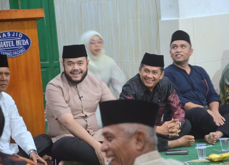 Wali Kota Padang Fadly Amran menghadiri acara Halalbihalal Kaum Sikumbang Ketaping di Musala Singapura, Kelurahan Pasar Ambacang, Kecamatan Kuranji, Jumat (25/4/2025) malam. (Foto: Prokopim Padang)