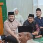 Wali Kota Padang Fadly Amran menghadiri acara Halalbihalal Kaum Sikumbang Ketaping di Musala Singapura, Kelurahan Pasar Ambacang, Kecamatan Kuranji, Jumat (25/4/2025) malam. (Foto: Prokopim Padang)