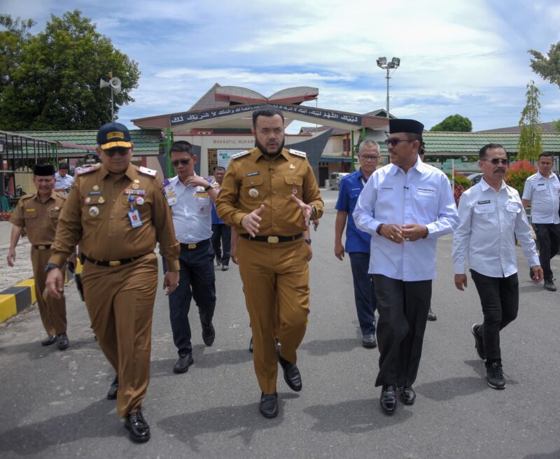 Wali Kota Padang Fadly Amran dan jajaran Pemko Padang mengunjungi UPT Asrama Haji Embarkasi Padang, Senin (21/4/2025). (Foto: Prokopim Padang)