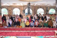 Wakil Wali Kota Padang Maigus Nasir memberikan bimbingan manasik kepada 134 calon jamaah haji Nanggalo di Masjid Raya Nagari Nanggalo Surau Gadang, Sabtu (26/4/2025). (Foto: Prokopim Padang)