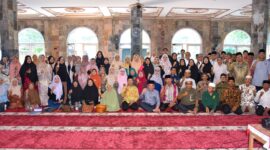 Wakil Wali Kota Padang Maigus Nasir memberikan bimbingan manasik kepada 134 calon jamaah haji Nanggalo di Masjid Raya Nagari Nanggalo Surau Gadang, Sabtu (26/4/2025). (Foto: Prokopim Padang)