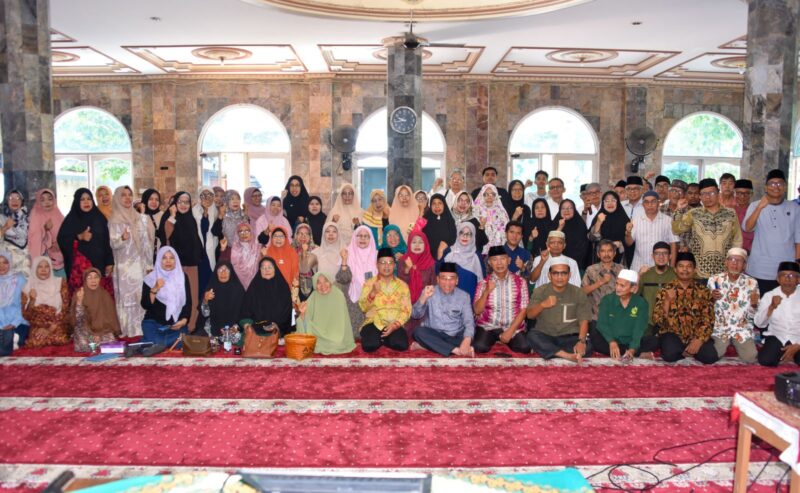 Wakil Wali Kota Padang Maigus Nasir memberikan bimbingan manasik kepada 134 calon jamaah haji Nanggalo di Masjid Raya Nagari Nanggalo Surau Gadang, Sabtu (26/4/2025). (Foto: Prokopim Padang)