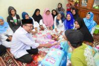 Wakil Wali Kota Padang Maigus Nasir berkunjung ke rumah Nur Rezkia Fahira, anak penderita kanker berdomisili di Kecamatan Bungus Teluk Kabung, Rabu (16/4/2025). (Foto: Prokopim Padang)