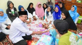 Wakil Wali Kota Padang Maigus Nasir berkunjung ke rumah Nur Rezkia Fahira, anak penderita kanker berdomisili di Kecamatan Bungus Teluk Kabung, Rabu (16/4/2025). (Foto: Prokopim Padang)