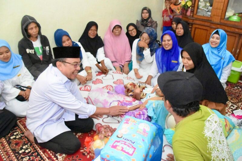 Wakil Wali Kota Padang Maigus Nasir berkunjung ke rumah Nur Rezkia Fahira, anak penderita kanker berdomisili di Kecamatan Bungus Teluk Kabung, Rabu (16/4/2025). (Foto: Prokopim Padang)