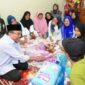 Wakil Wali Kota Padang Maigus Nasir berkunjung ke rumah Nur Rezkia Fahira, anak penderita kanker berdomisili di Kecamatan Bungus Teluk Kabung, Rabu (16/4/2025). (Foto: Prokopim Padang)