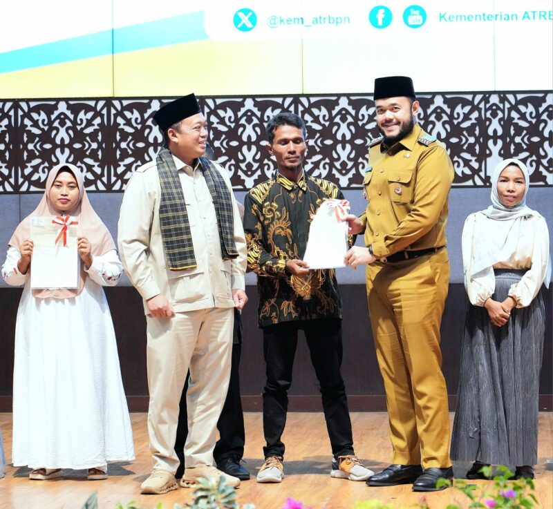 Wali Kota Padang Fadly Amran menghadiri Sosialisasi Pengadministrasian dan Pendaftaran Tanah Ulayat yang digelar Kementerian ATR/BPN di Auditorium UNP, Senin (28/4/2025). (Foto: Prokopim Padang)