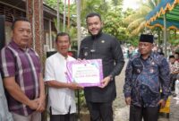 Wali Kota Padang Fadly Amran menyerahkan dana operasional RT/RW secara simbolis di Kecamatan Lubuk Kilangan, Jumat (11/4/2025). (Foto: Prokopim Padang)