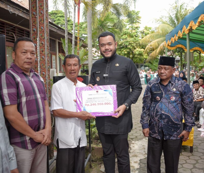 Wali Kota Padang Fadly Amran menyerahkan dana operasional RT/RW secara simbolis di Kecamatan Lubuk Kilangan, Jumat (11/4/2025). (Foto: Prokopim Padang)