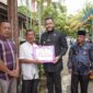 Wali Kota Padang Fadly Amran menyerahkan dana operasional RT/RW secara simbolis di Kecamatan Lubuk Kilangan, Jumat (11/4/2025). (Foto: Prokopim Padang)