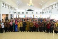 Wali Kota Padang, Fadly Amran saat acara halalbihalal PWRI Kota Padang di Palanta Rumah Dinas, pada Senin (28/4/2025). (Foto: Prokopim Padang)