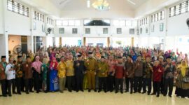 Wali Kota Padang, Fadly Amran saat acara halalbihalal PWRI Kota Padang di Palanta Rumah Dinas, pada Senin (28/4/2025). (Foto: Prokopim Padang)