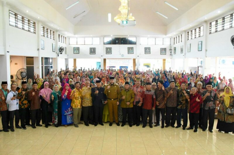 Wali Kota Padang, Fadly Amran saat acara halalbihalal PWRI Kota Padang di Palanta Rumah Dinas, pada Senin (28/4/2025). (Foto: Prokopim Padang)