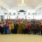Wali Kota Padang, Fadly Amran saat acara halalbihalal PWRI Kota Padang di Palanta Rumah Dinas, pada Senin (28/4/2025). (Foto: Prokopim Padang)