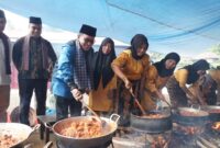 Bupati Tanah Datar Eka Putra menghadiri Alek Kapalo Banda di Jorong Pincuran Tujuh Nagari Batipuah Baruah, Kecamatan Batipuh, Sabtu (5/4/2025). (Foto: Prokopim Tanah Datar)