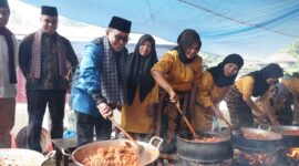 Bupati Tanah Datar Eka Putra menghadiri Alek Kapalo Banda di Jorong Pincuran Tujuh Nagari Batipuah Baruah, Kecamatan Batipuh, Sabtu (5/4/2025). (Foto: Prokopim Tanah Datar)